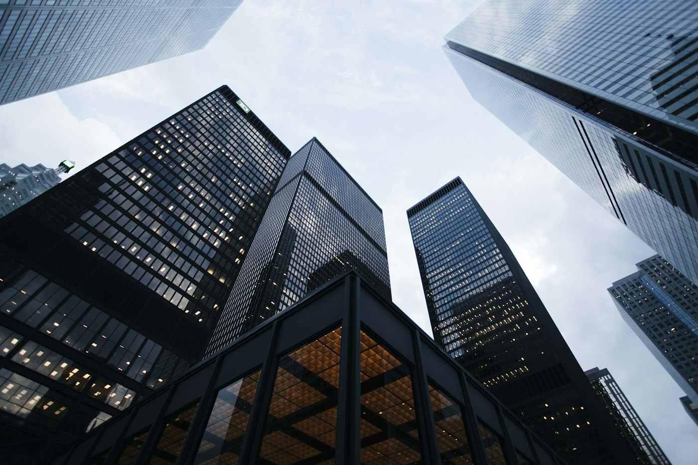 Arquitetura contemporânea de edifícios empresariais